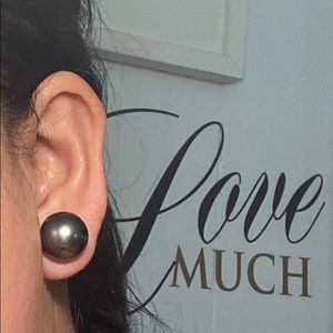 Dark grey south sea pearl in 14 k WG setting